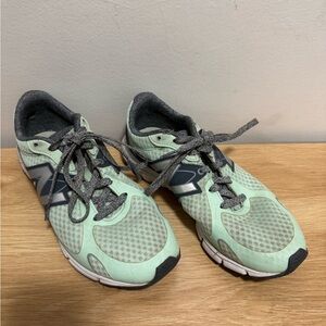 New Balance Women's Athletic Shoes in Mint and Gray